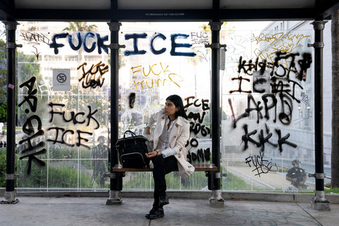 Vandalisme di halte bus selama protes terhadap razia imigrasi federal di pusat kota Los Angeles, California, AS, Minggu (8/6/2025). Foto: David Ryder/REUTERS