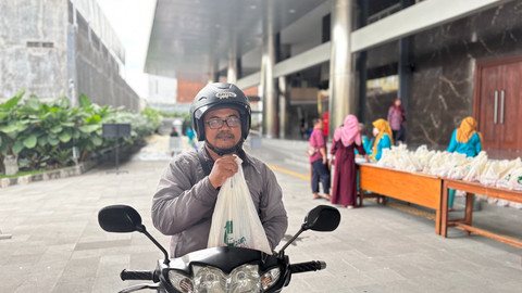 Warga sekitar Masjid Walidah Dahlan menerima daging kurban. Foto: Stephanie/Pandangan Jogja