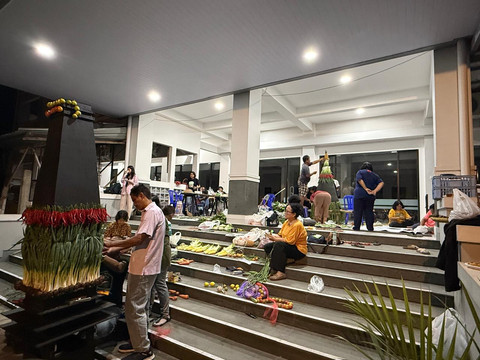 Puluhan jemaat GKJ Gondokusuman mendekor dua gunungan pada Sabtu (7/6) malam. Foto: ESP