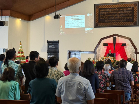 Ratusan jemaat mengikuti ibadah Pentakosta pada Minggu (8/6) mulai pukul 09.00 WIB. Foto: ESP