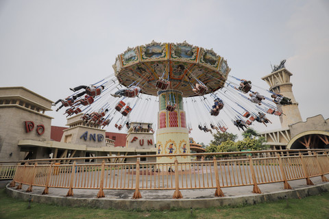 Pengunjung menaiki wahana saat berkunjung ke Dunia Fantasi (Dufan), Ancol, Jakarta Utara, pada Senin (9/6/2025). Foto: Jamal Ramadhan/kumparan