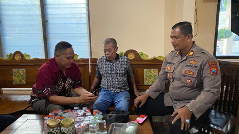 Kusnadi saat berada di Mapolsek Balongbendo Sidoarjo, Senin (9/6/2025). Foto: Polsek Balongbendo