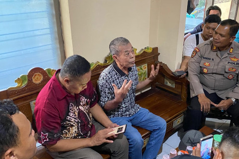 Kusnadi saat berada di Mapolsek Balongbendo Sidoarjo, Senin (9/6/2025). Foto: Polsek Balongbendo