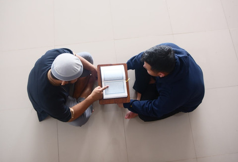 Ilustrasi Apakah Guru Ngaji Termasuk Fisabilillah Sumber Unsplash/Masjid MABA