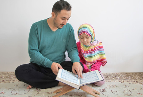 Ilustrasi Apakah Guru Ngaji Termasuk Fisabilillah Sumber Unsplash/Hasan Almasi