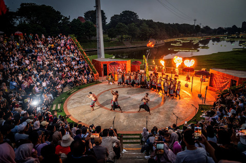 Penari menampilkan Tari Kecak di Panggung Budaya Amphitheater, Taman Mini Indonesia Indah (TMII), Jakarta, Senin (9/6/2025). Foto: Bayu Pratama S/ANTARA FOTO