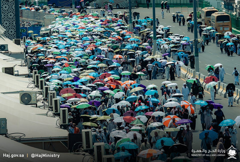 Jemaah haji 2025 meninggalkan kota tenda Mina, Senin (9/6/2025) untuk meneruskan ibadah ke Masjidil Haram. Foto: Kemenhaj KSA