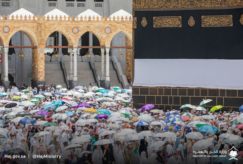 Jemaah haji 2025 sambil membawa payung melaksanakan tawaf di Masjidil Haram, Senin (9/10/20025). Foto: Kemenhaj Arab Saudi