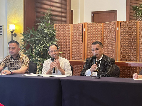 Konferensi pers mantan Mendikbudristek Nadiem Makarim bersama kuasa hukum Hotman Paris Hutapea di The Darmawangsa Jakarta, Jakarta Selatan pada Selasa (10/6/2025). Foto: Nasywa Permana/kumparan
