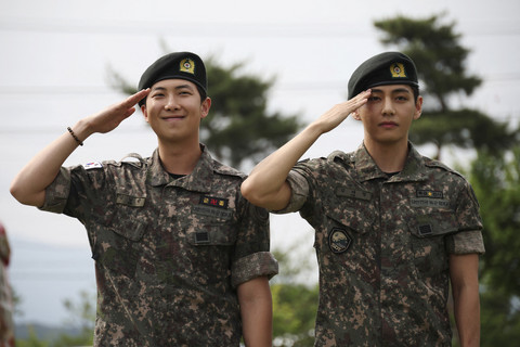 Anggota BTS, V dan RM, yang telah dibebastugaskan dari wajib militer Korea Selatan, berpose untuk foto dalam sebuah acara di Chuncheon, Korea Selatan, Selasa (10/6/2025). Foto: Kim Hong-Ji/REUTERS