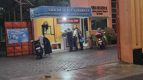 Suasana pengambilan PIN pendaftaran SPMB di SMA Negeri 8 Surabaya, Selasa (10/6/2025). Foto: Farusma Okta Verdian/kumparan