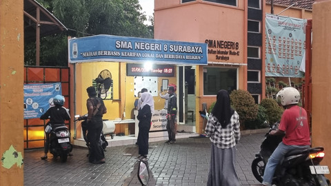 Suasana pengambilan PIN pendaftaran SPMB di SMA Negeri 8 Surabaya, Selasa (10/6/2025). Foto: Farusma Okta Verdian/kumparan
