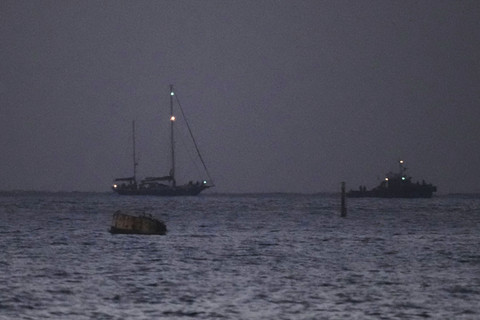 Kapal bantuan yang menuju Gaza, Madleen, kiri, di bawah pengawalan pasukan angkatan laut Israel berjalan menuju Pelabuhan Ashdod di Israel selatan setelah disita oleh pasukan Israel, Senin (9/6/2025). Foto: Leo Correa/AP Photo