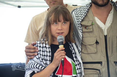 Aktivis iklim Greta Thunberg bersama aktivis lain dari sebuah organisasi hak asasi manusia bertemu dengan para jurnalis di Catania, Italia, Minggu (1/6/2025). Foto: Salvatore Cavalli/AP PHOTO