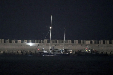 Kapal bantuan menuju Gaza, Madleen, di bawah pengawalan pasukan angkatan laut Israel masuk ke Pelabuhan Ashdod di Israel selatan setelah disita pasukan Israel, Senin (9/6/2025). Foto: Leo Correa/AP Photo