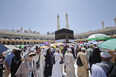 Jamaah haji dari berbagai negara melakukan Tawaf Ifadah di Masjidil Haram, Makkah, Arab Saudi, Senin (9/6/2025). Foto: Andika Wahyu/ANTARA FOTO