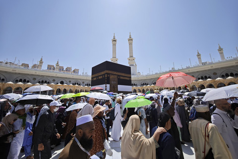 Jamaah haji dari berbagai negara melakukan Tawaf Ifadah di Masjidil Haram, Makkah, Arab Saudi, Senin (9/6/2025). Foto: Andika Wahyu/ANTARA FOTO