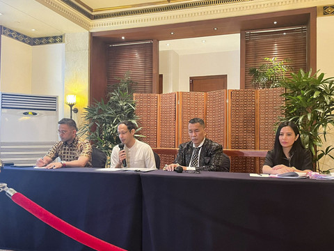 Konferensi pers Mantan Mendikbudristek Nadiem Makarim bersama kuasa hukum Hotman Paris Hutapea di The Darmawangsa Jakarta, Jakarta Selatan pada Selasa (10/6/2025). Foto: Nasywa Athifah/kumparan