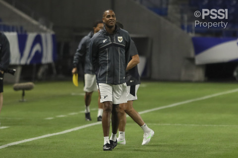 Pelatih Timnas Indonesia, Patrick Kluivert mengikuti sesi latihan jelang pertandingan kualifikasi Piala Dunia 2026 di Suita City Stadium, Senin (9/6/2025). Foto: PSSI