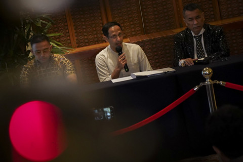 Mantan Menteri Pendidikan, Kebudayaan, Riset, dan Teknologi Nadiem Makarim (tengah) didampingi kuasa hukum Hotman Paris (kanan) dan Mohamad Ali Nurdin menjawab pertanyaan wartawan terkait isu pengadaan chromebook di Jakarta, Selasa (10/6/2025). Foto: I GEDE FERLIAN SEPTA WAHYUSA/ANTARA FOTO