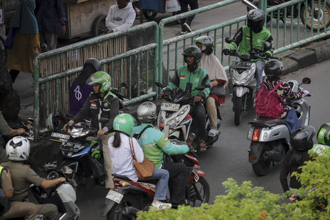 Pemotor nekat melawan arus di kawasan Jalan Raya Pasar Minggu, Selasa (10/6/2025). Foto: Jamal Ramadhan/kumparan