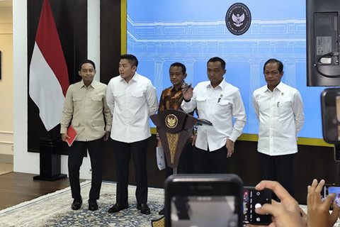 Konpers Menteri Sekretaris Negara Prasetyo Hadi bersama Menteri ESDM Bahlil Lahadalia, Menteri Kehutanan Raj... </div>
<div class=