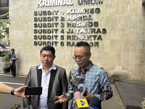 Sekjen Peradi, Ade Darmawan, datang untuk diperiksa sebagai saksi dalam perkara tudingan ijazah palsu Presiden ke-7 Jokowi di Polda Metro Jaya pada Selasa (10/6/2025). Foto: Abid Raihan/kumparan
