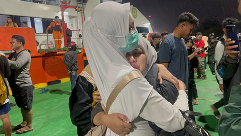 Seorang penumpang KM Alif Berkah 01 rute memeluk ibunya setelah tiba Dermaga Basarnas Kendari usai dievakuasi personel KN Pacitan di Kendari, Sulawesi Tenggara, Senin (9/6/2025). Foto: ANTARA FOTO/HO-Basarnas