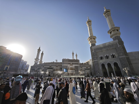 Jamaah haji dari berbagai negara berjalan di Masjidil Haram, Makkah, Arab Saudi, Senin (9/6/2025). Foto: Andika Wahyu/ANTARA FOTO