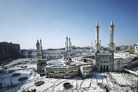 Jemaah haji dari berbagai negara berjalan di Masjidil Haram, Makkah, Arab Saudi, Senin (9/6/2025). Foto: Andika Wahyu/ANTARA FOTO