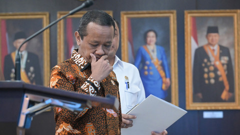 Menteri Energi dan Sumber Daya Mineral (ESDM) Bahlil Lahadalia bersiap menyampaikan keterangan terkait izin tambang nikel Kepulauan Raja Ampat di Kantor Kepresidenan, Jakarta, Selasa (10/6/2025). Foto: ANTARA FOTO/Aditya Pradana Putra