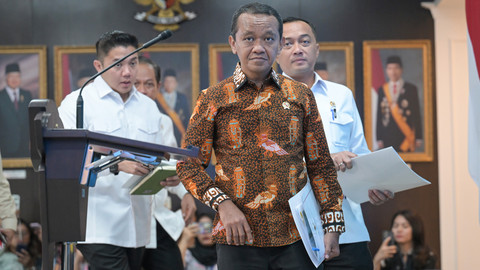 Menteri Energi dan Sumber Daya Mineral (ESDM) Bahlil Lahadalia bersiap menyampaikan keterangan terkait izin tambang nikel Kepulauan Raja Ampat di Kantor Kepresidenan, Jakarta, Selasa (10/6/2025). Foto: ANTARA FOTO/Aditya Pradana Putra