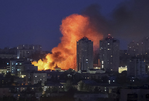 Api dan asap membumbung tinggi setelah serangan pesawat tak berawak Rusia di Kyiv, Ukraina, Selasa (10/6/2025). Foto: Gleb Garanich/REUTERS