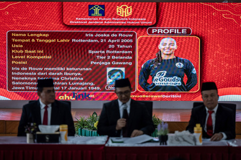 Direktur Jenderal Administrasi Hukum Umum (Dirjen AHU) Widodo (tengah) memperlihatkan profil Iris Joska De Rouw saat konferensi pers naturalisasi empat atlet sepak bola wanita di Kantor Kementerian Hukum, Jakarta, Selasa (10/6/2025). Foto: ANTARA FOTO/Bayu Pratama S