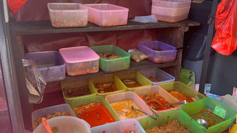 Sejumlah menu di warteg mobil Bude Bawel di Jalan Melawai, Jakarta Selatan, Selasa (10/6/2025). Foto: Nasywa Athifah/kumparan