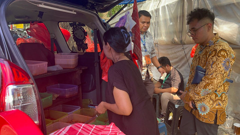 Pekerja saat membeli makan siang di warteg mobil Bude Bawel di Jalan Melawai, Jakarta Selatan, Selasa (10/6/2025). Foto: Nasywa Athifah/kumparan