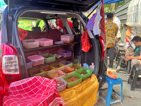 Tampilan warteg mobil Bude Bawel di Jalan Melawai, Jakarta Selatan, Selasa (10/6/2025). Foto: Nasywa Athifah/kumparan