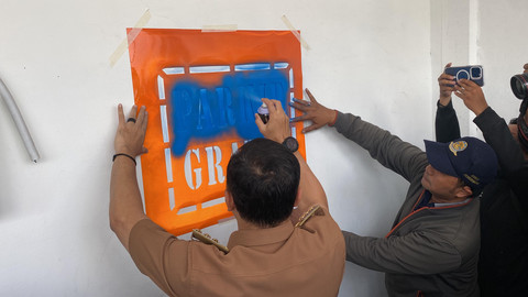 Dua minimarket di Jalan Dharmahusada, Kecamatan Genteng, Surabaya, disegel karena terdapat juru parkir liar, Selasa (10/6/2025). Foto: Farusma Okta Verdian/kumparan