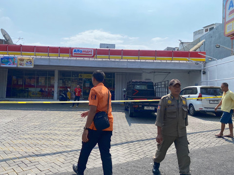 Dua minimarket di Jalan Dharmahusada, Kecamatan Genteng, Surabaya, disegel karena terdapat juru parkir liar, Selasa (10/6/2025). Foto: Farusma Okta Verdian/kumparan