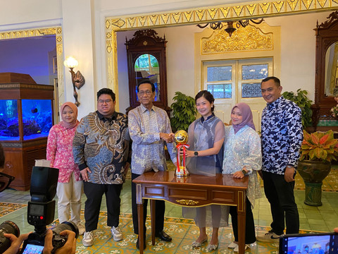 Manajemen PSIM Jogja foto bersama dengan Gubernur DIY, Sri Sultan HB X, setelah melakukan audiensi di Kepatihan Yogyakarta, Selasa (10/6). Foto: Iqbaltwq/Pandangan Jogja