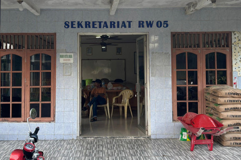 Sekretariat RW 05, Kelurahan Pejuang, Kecamatan Medan Satria, Kota Bekasi, Senin (10/6/2025). Foto: Abid Raihan/kumparan