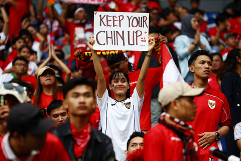 Suporter Indonesia membentangkan tulisan sebelum pertandingan Timnas Indonesia melawan Timnas Jepang pada pertandingan putaran ketiga Grup C kualifikasi Piala Dunia 2026 di Stadion Kota Suita, Suita, Jepang, Senin (10/6/2025). Foto: Issei Kato/REUTERS