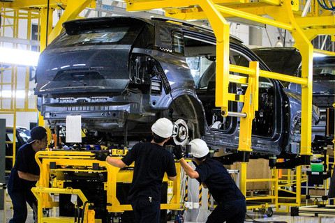 Aktivitas produksi mobil list... </div>
<div class=