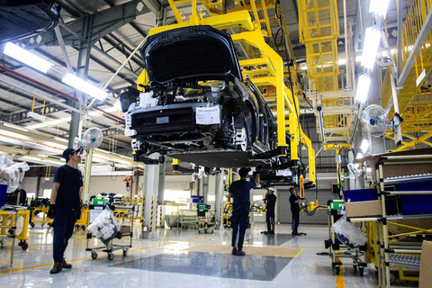 Aktivitas produksi mobil listrik murni atau Battery Electric Vehicle (BEV) di fasilitas perakitan PT Indomobil Sukses Internasional Tbk (IMAS) milik PT National Assemblers (Indomobil Group) di Purwakarta, Jabar, Selasa (10/6/2025). Foto: Indomobil Group