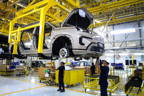 Aktivitas produksi mobil listrik murni atau Battery Electric Vehicle (BEV) GAC AION V di fasilitas perakitan PT Indomobil Sukses Internasional Tbk (IMAS) milik PT National Assemblers (Indomobil Group) di Purwakarta, Jabar, Selasa (10/6/2025). Foto: Indomobil Group