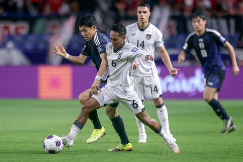 Pemain Timnas Jepang Wataru Endo berebut bola dengan pemain Timnas Indonesia Beckham Putra Nugraha pada pertandingan Grup C Ronde 3 Kualifikasi Piala Dunia 2026 di Stadion Kota Suita, Suita, Jepan... </div>
<div class=