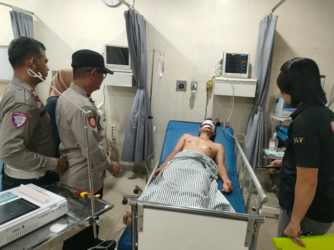 Korban saat berada di rumah sakit sesuai dibacok tetangganya. Foto : Dok Polsek SU I Palembang