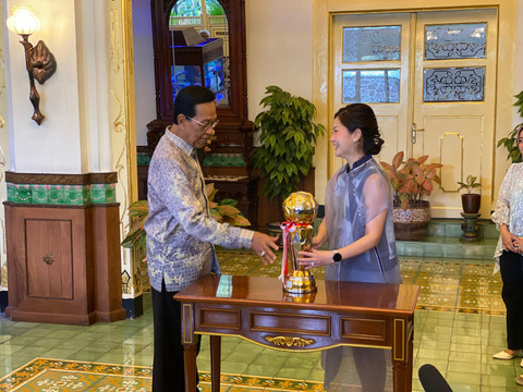 Presiden Direktur PSIM Jogja, Yuliana Tasno, menyerahkan replika piala juara Liga 2 kepada Gubernur DIY, Sri Sultan HB X, Selasa (10/6). Foto: Iqbaltwq/Pandangan Jogja