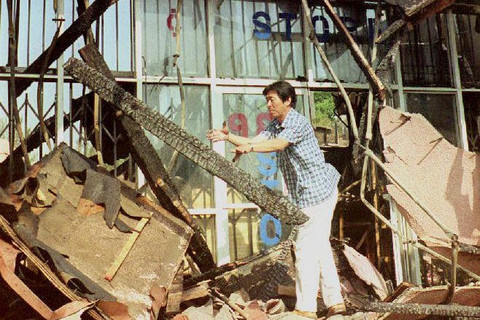 Pedagang Korea-Amerika, Sooyop Ko, pemilik sekaligus operator toko serba ada memeriksa kerusakan usai kekerasan di Korea Town, Los Angeles, pada 2 Mei 1992. Foto: JONATHAN UTZ / AFP