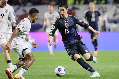 Pemain Timnas Jepang Daichi Kamada berusaha melewati pemain Timnas Indonesia Yance Sayuri pada pertandingan Grup C Ronde 3 Kualifikasi Piala Dunia 2026 di Stadion Kota Suita, Suita, Jepang, Senin (10/6/2025). Foto: AFP / STR